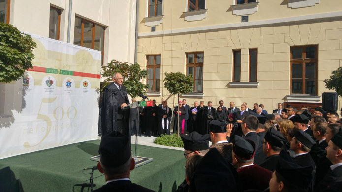 Beszédet mond Bogárdi Szabó István püspök