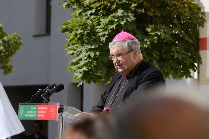 Jakubinyi György beszédet mond a Protestáns Teológiai Intézetben (Kiss Gábor felvétele)