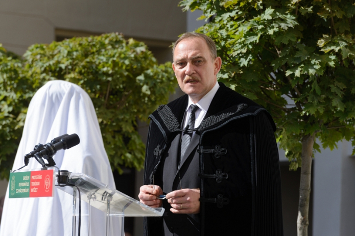 Kállay Dezső rektor beszédet mond a Protestáns Teológiai Intézetben (Kiss Gábor felvétele)