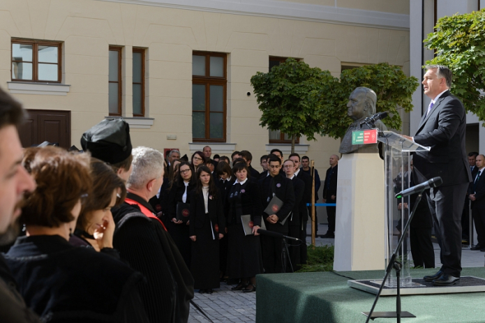 Orbán Viktor beszédet mond a Kolozsvári Protestáns Teológiai Intézet udvarán (Kiss Gábor felvétele)
