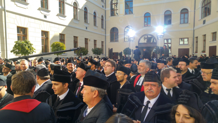 Lelkipásztorok a Teológiai Intézet belső udvarán