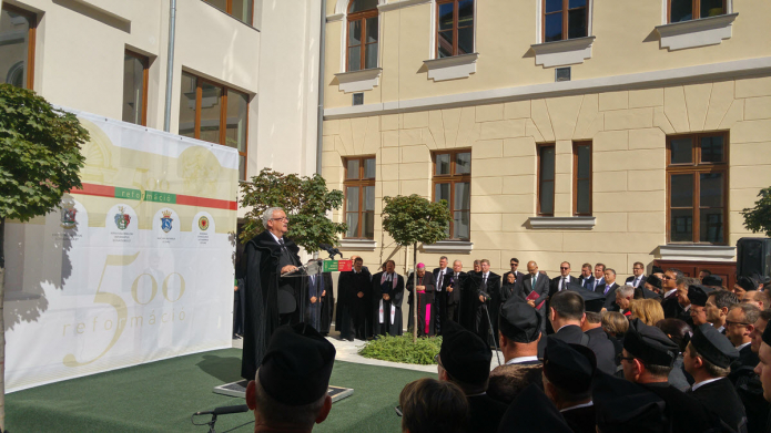 Az egybegyűlteket köszönti Kató Béla református püspök