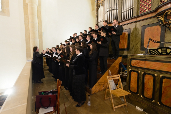 A KPTI vegyeskara énekel az Intézet által szervezett Reformációi emlékév konferenciáján