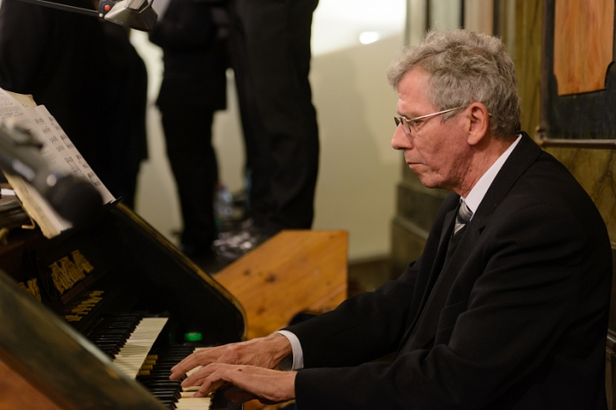 Kovács L. Attila kíséri a vegyeskar szolgálatát