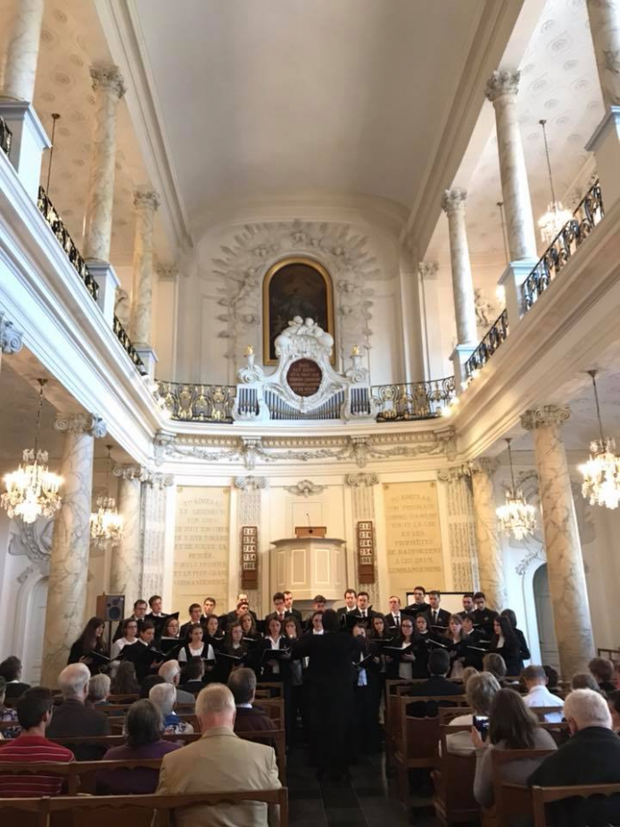 A kórus istentiszteleti szolgálata Brüsszelben