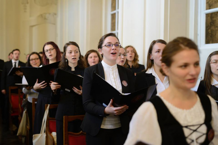 A kórus Brüsszelben a 42. Zsoltárt énekli