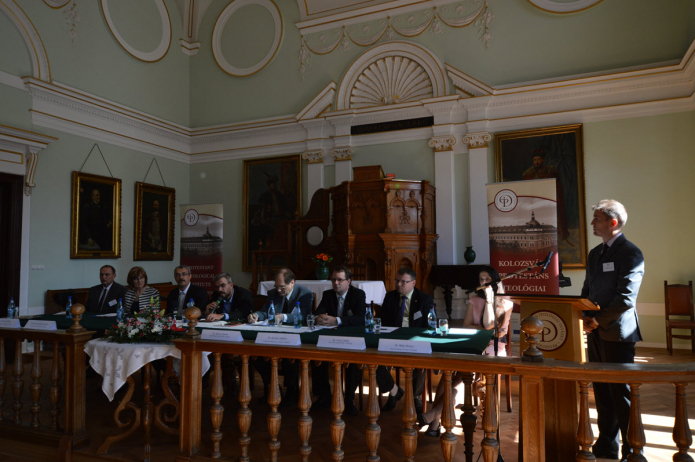 A kárpát-medencei toeológiai intézmények képviselői a kerekasztal beszélgetés résztvevői