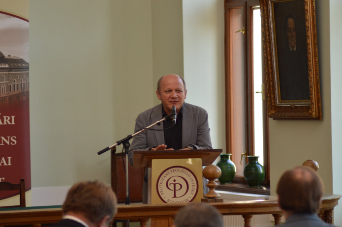 A beszélgetéseket moderálja Visky Béla