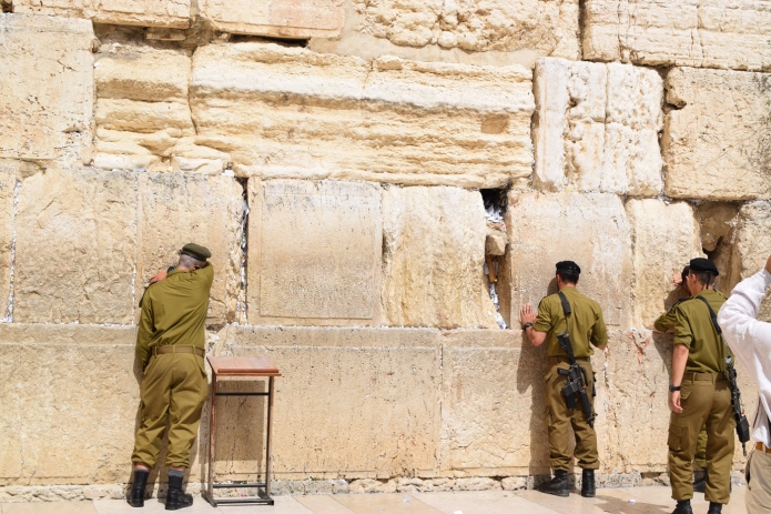 Háború és béke a Fal mellett