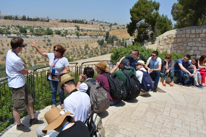 Éva meggyőzően magyaráz