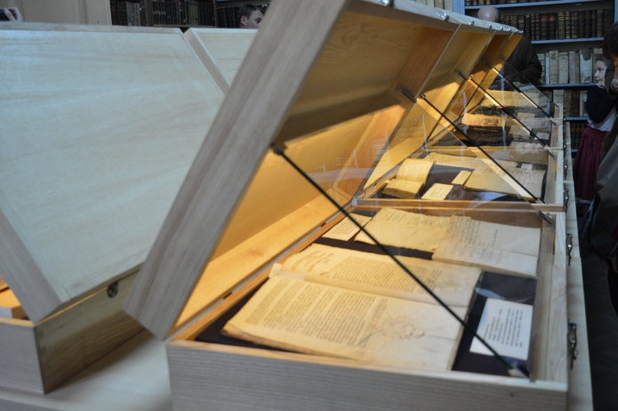 A koffer formájú kiállítótér a peregrinus kor hangulatát idézi.