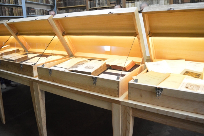 A koffer formájú kiállítótér a peregrinus kor hangulatát idézi.