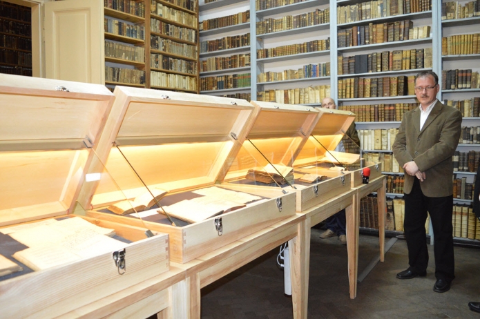 A koffer formájú kiállítótér a peregrinus kor hangulatát idézi.