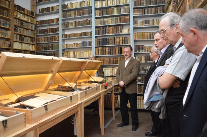 A kiállítást bemutatja Kurta József könyvtáros.