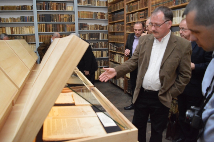 A kiállítást bemutatja Kurta József könyvtáros.