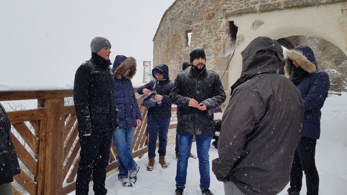 Teológus hallgatók a dévai várnál