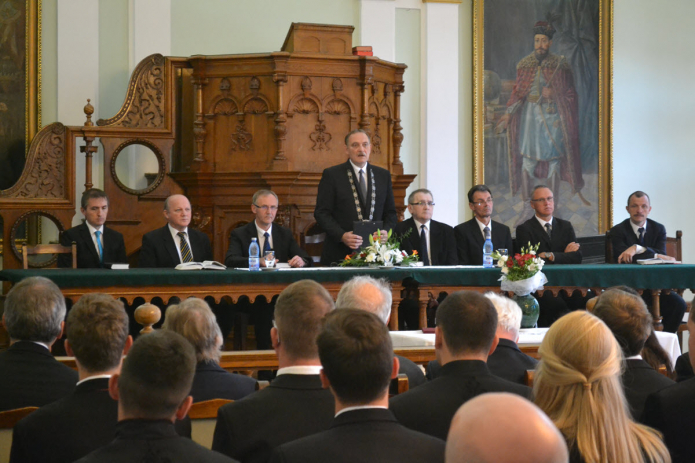 Az egybegyűlteket köszönti Kállay Dezső rektor