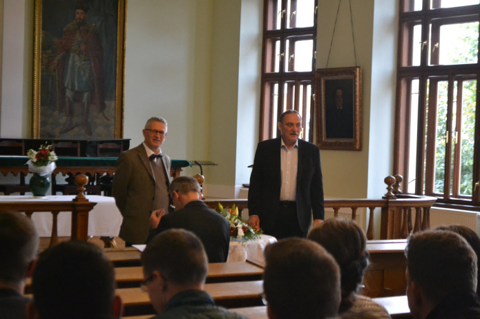 Kállay Dezső rektor köszönti Sven Grosset, a baseli Független Teológiai Főiskola képviselőjét