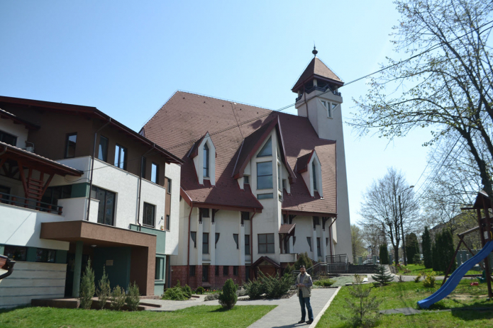 A Zilah-Ligeti templom és óvoda, előtérben Oláh Mihály lelkipásztorral