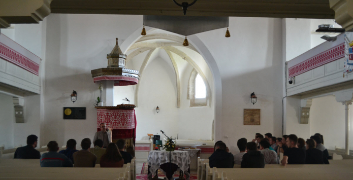 Bogdán Szabolcs esperes beszél a krasznai templomban