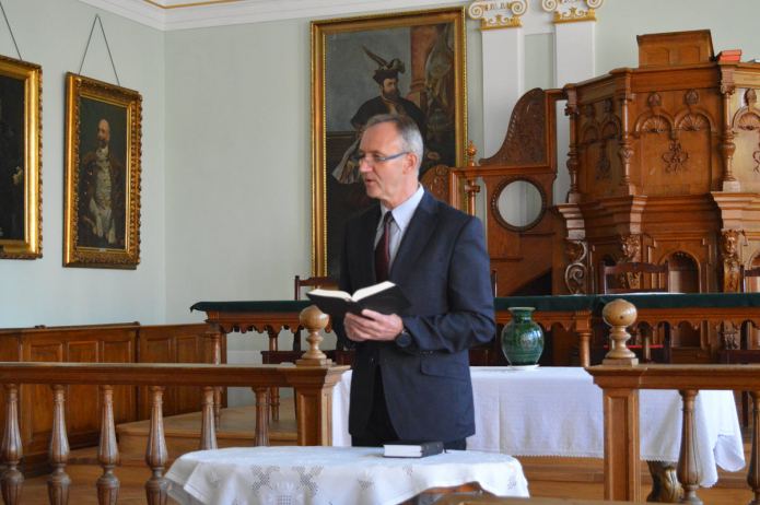 Kiss Jenő áhítatot tart a felvételizőknek