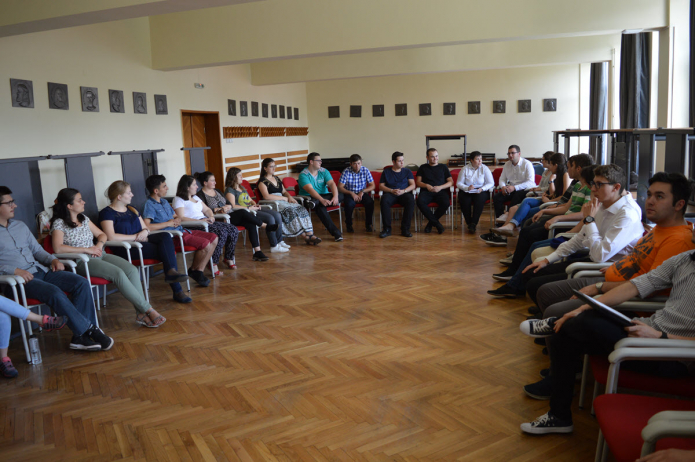 Nagykörben egymásra figyelve