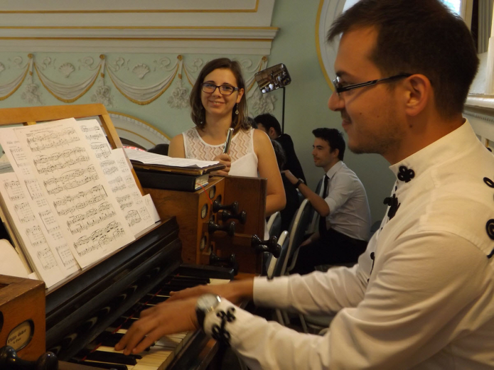 A zenei hátteret Béres Levente és Tőtős Emese Brigitta biztosítják