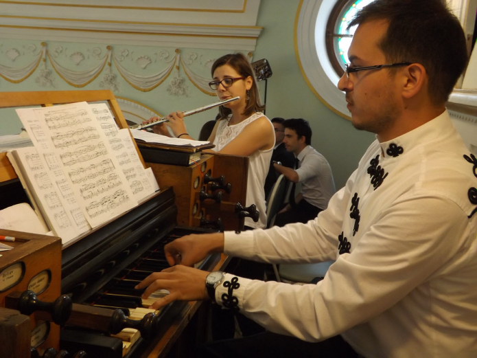 Orgonán játszik: Béres Levente. Fuvolázik: Tőtős Emese Brigitta