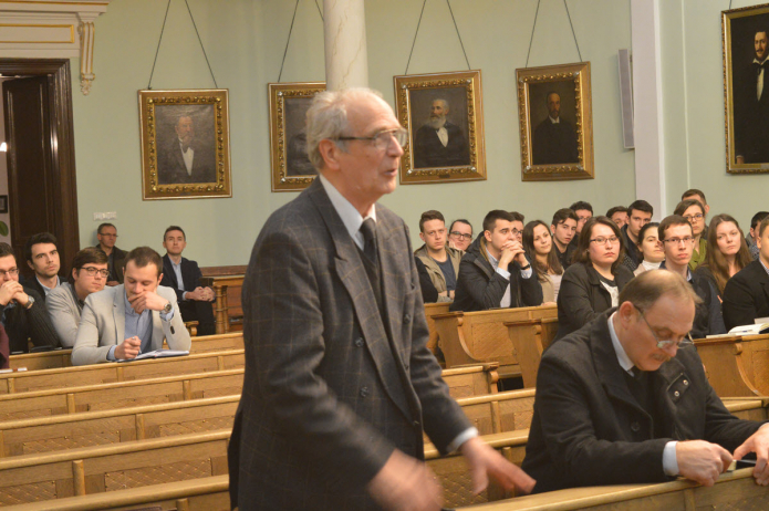 Dr. Geréb Zsolt kédez az előadótól