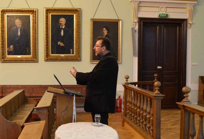 Ferenczi Zoltán tart előadást