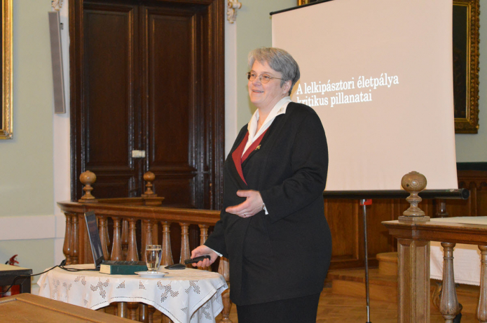 Beke Boróka karatnai lelkipásztor tart előadást