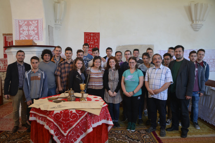 Csoportkép az egeresi templomban, Dr. Nagy Alpár Csaba lelkipásztorral