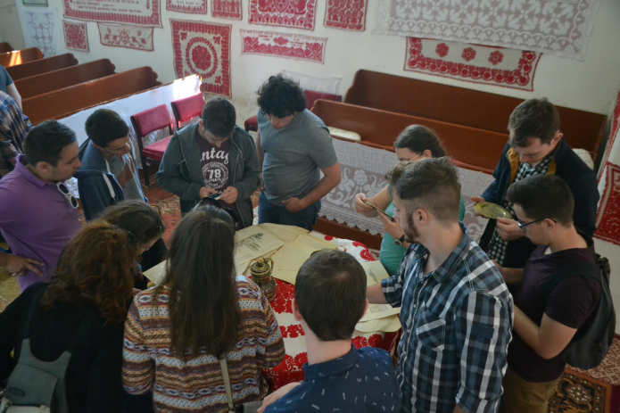 Elsőéves hallgatók az egeresi gyülekezet értékes irattárát szemlézik