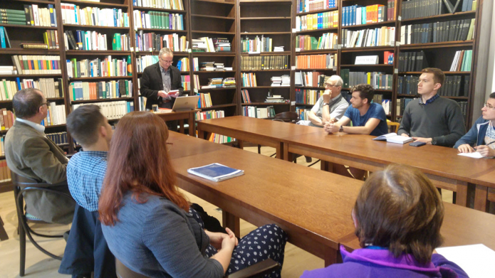 Kiss Jenő könyvismertetőt tart