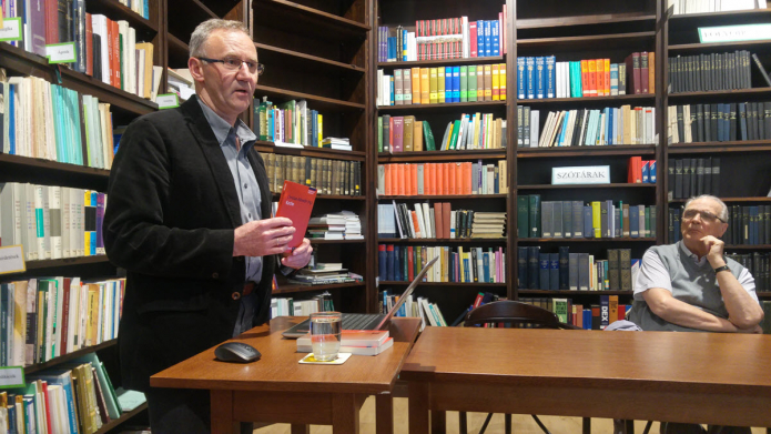 Kiss Jenő könyvismertetőt tart