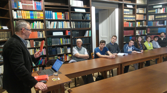 Kiss Jenő könyvismertetőt tart