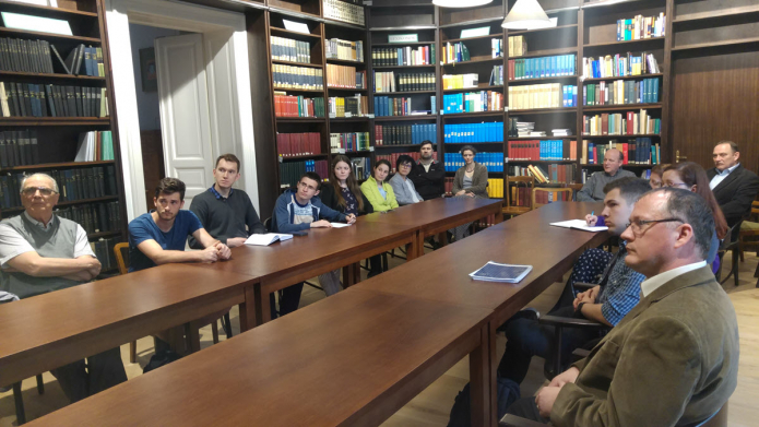 Kiss Jenő könyvismertetőt tart