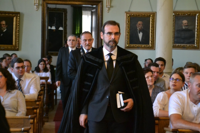 Bevonul a tanári kar