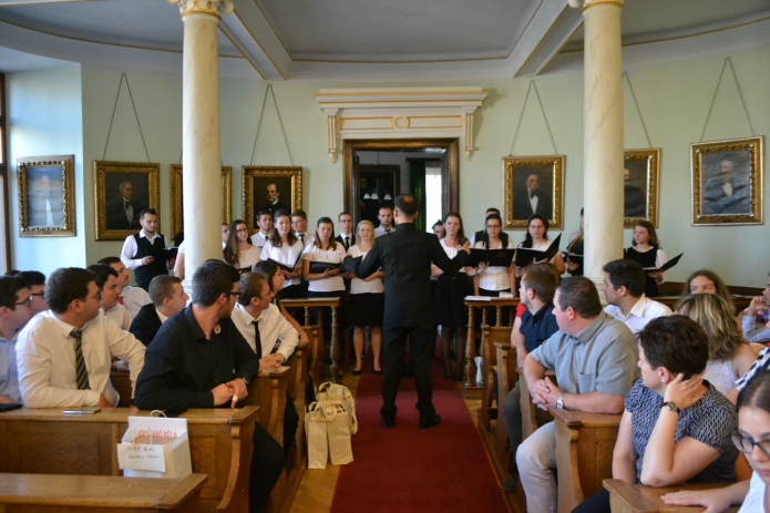 A kórust Béres Levente vezényli
