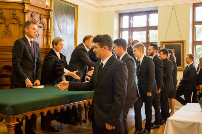 Köszöntő kézfogás