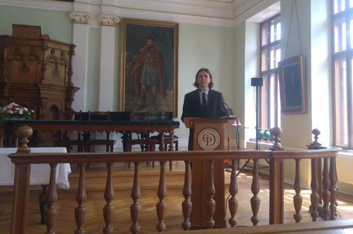 Koppándi Botond (KPTI) Thomas G. Long könyvének magyar fordítását mutatja be