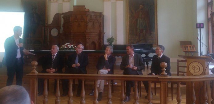 A fórumbeszélgetés résztvevői