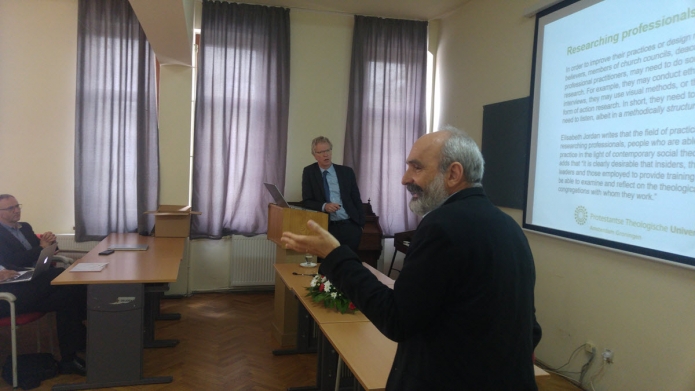 Henk de Roest az empirikus kutatásról tart előadást