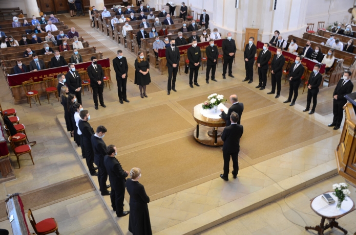 A 2020-ban végzett évfolyam fogadalmat tesz