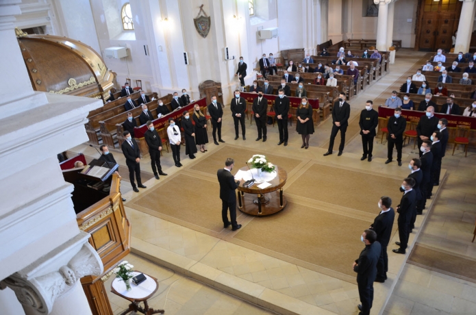 A 2020-ban végzett évfolyam fogadalmat tesz