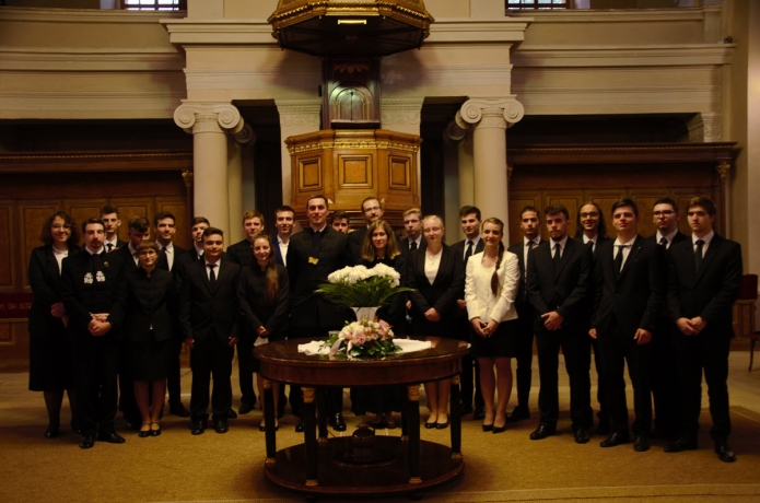 ...és ami mögötte van