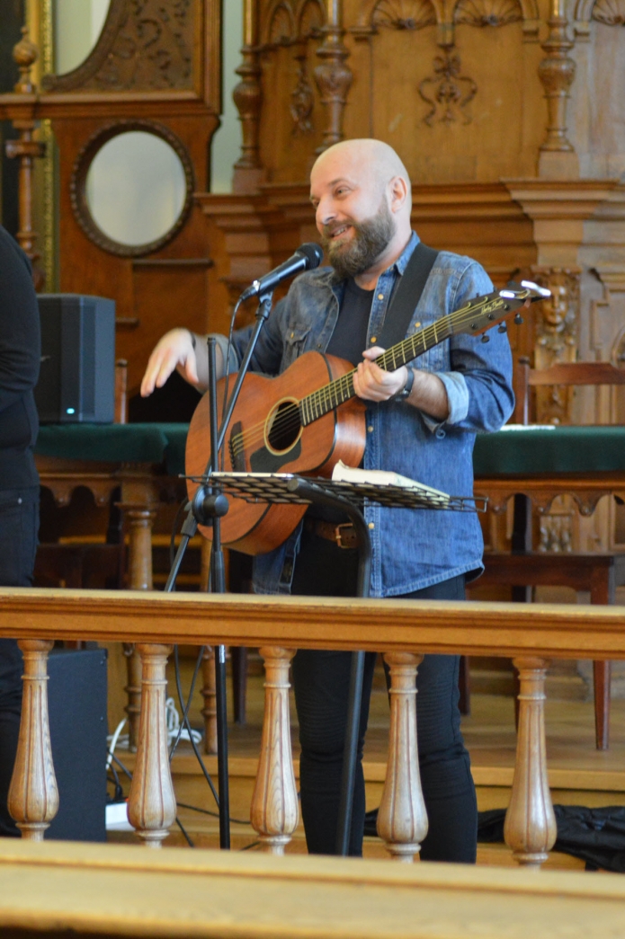 Póra Zoltán a dicsőítő éneklésről