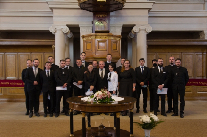 A 2020-ban végzett évfolyam hallgatói - évfolyamfelelős tanár Visky S. Béla