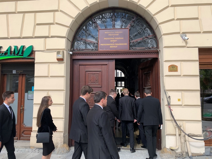 2021. szeptemberében a Teológiai Intézet kapuján vonul be az új diáksereg