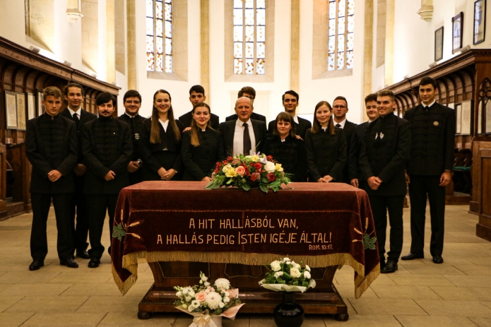 A 2021-2022-ben induló elsőéves hallgatók Visky S. Béla évfolyamvezetővel 